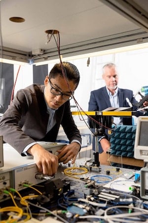 張子謙(左)和 Benjamin Eggleton 教授(右)展示了他們的雷達系統。